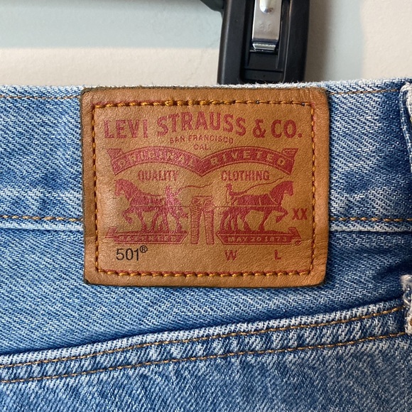 Levi’s Studded Jean Shorts Size W28 - Picture 5 of 7